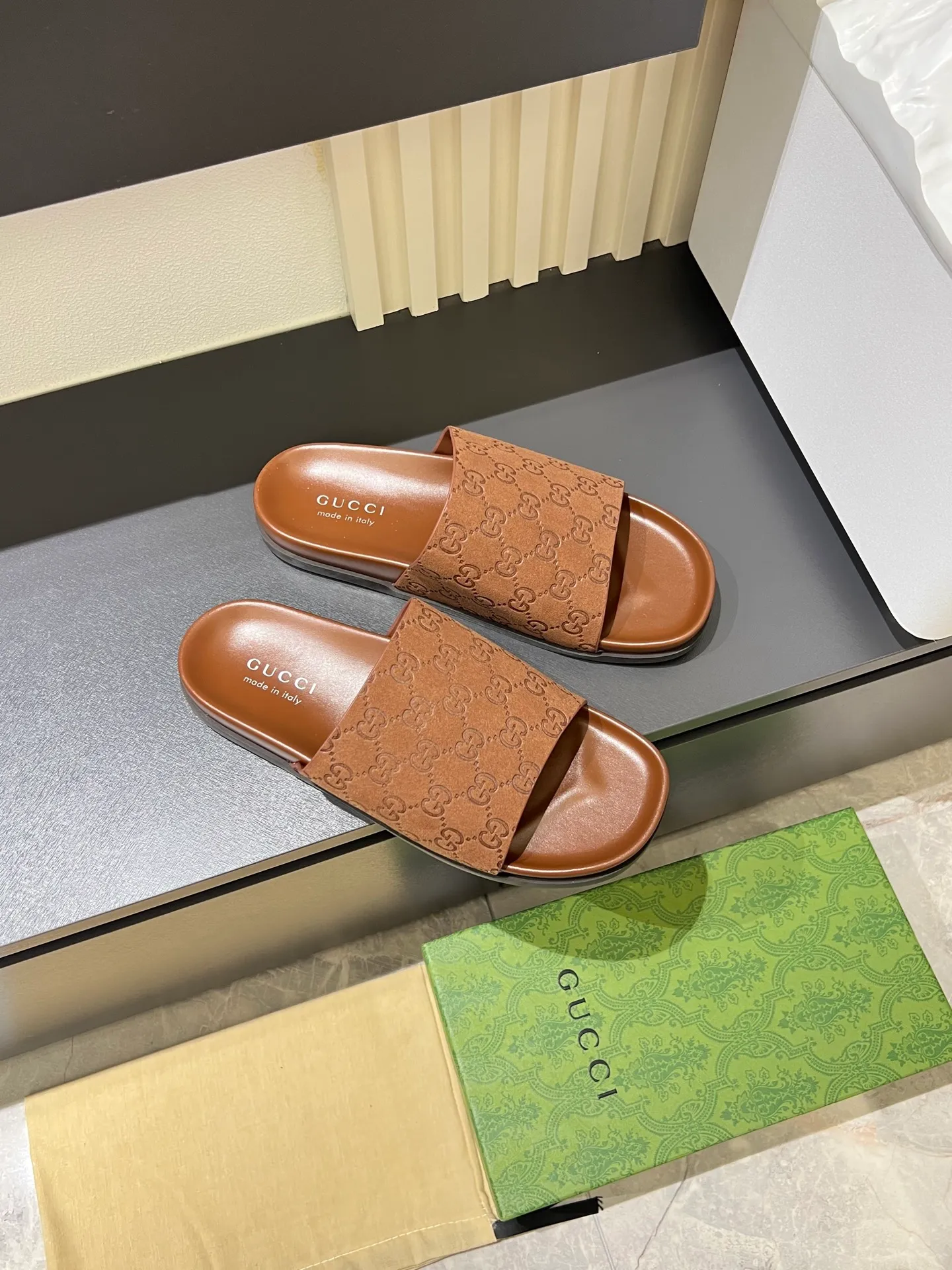 Men's Men's Shoes 💰p320 "GUCC＊" These slippers are made of GG polyester and feature a Gucci label on the front, adding a bold logo feel to the style. "Gucci Made in Italy" stamped label Rubber sole. Size 38-44